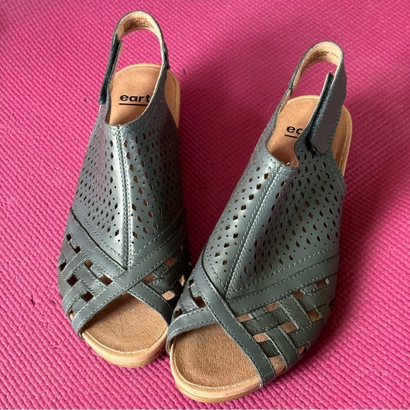 💙 Earth Perforated Leather Wedge Sandals 💙 - Picture 2 of 16